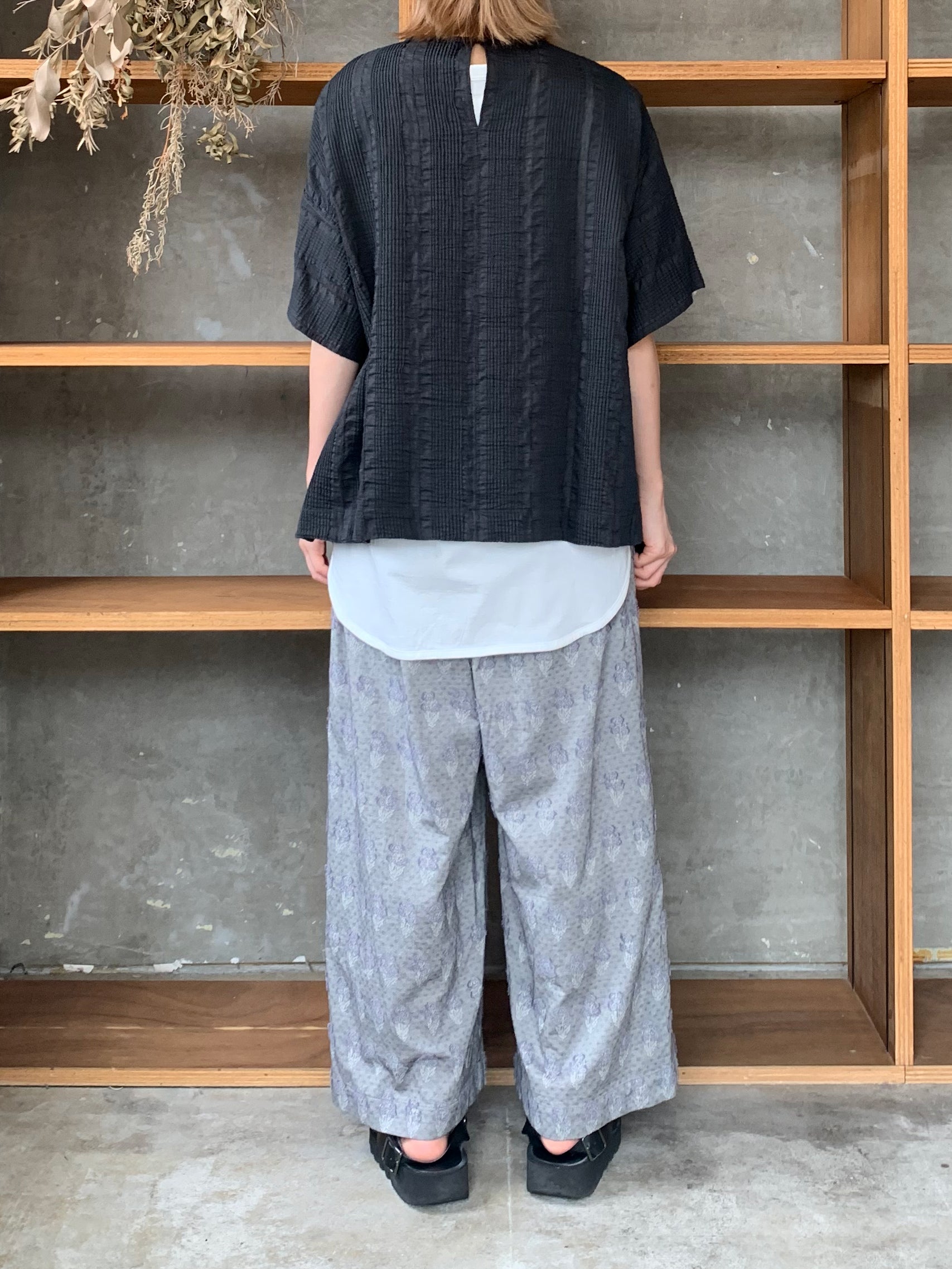 qiri / pintuck jacquard half sleeve blouse (チャコール)