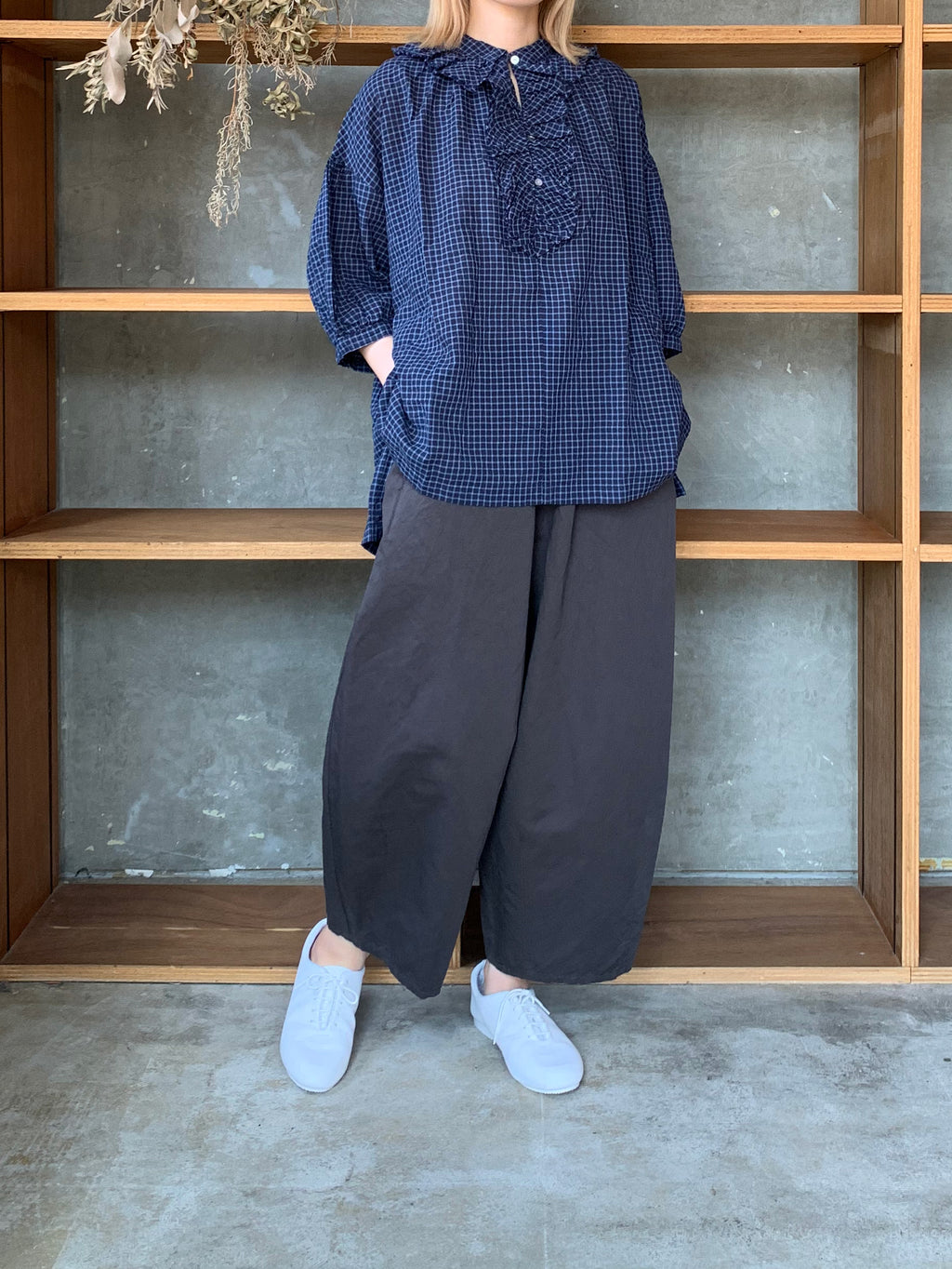 tumugu /  シャーリングチェック フリルブラウス（NAVY）