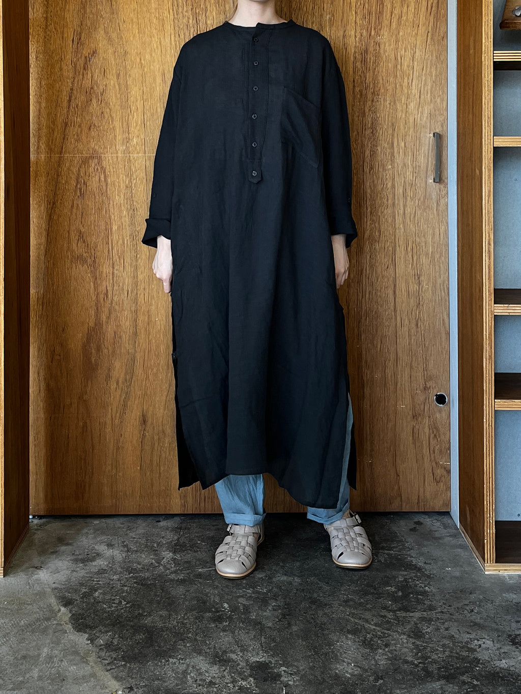 Vlas Blomme / Washed Light Linen カフタンロングシャツ (D.Charcoal)