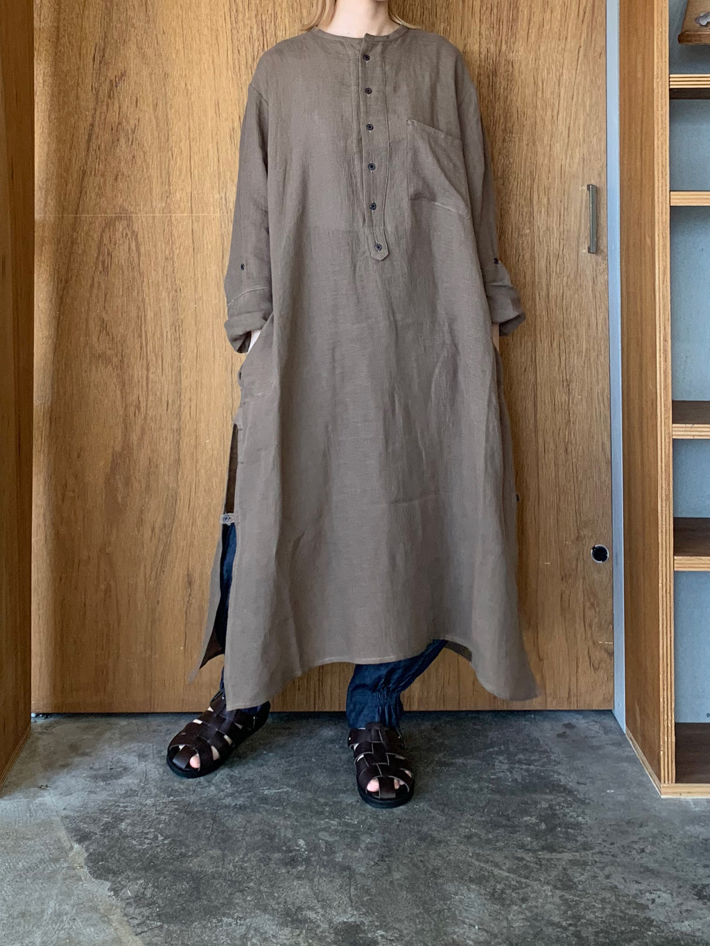 Vlas Blomme / Washed Light Linen カフタンロングシャツ (Mocha Beige)