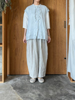 ROBE de PEAU / LINEN FRILL NO SLEEVE BLOUSE (ASH BLUE)