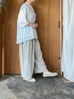 ROBE de PEAU / LINEN FRILL NO SLEEVE BLOUSE (ASH BLUE)