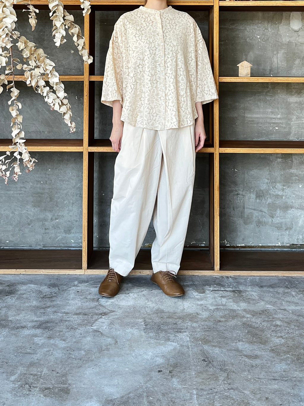 IKKUNA / shawl-sleeve lace blouse