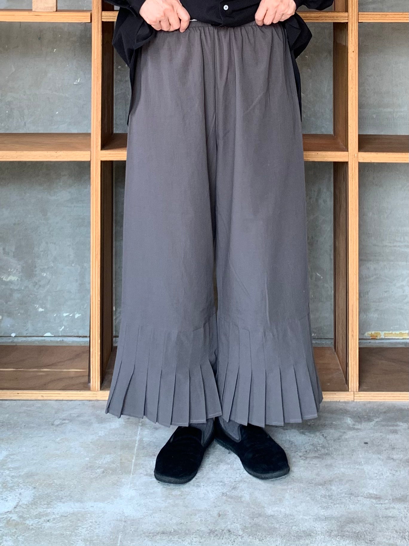 SUSURI / フルッターパンツ（charcoal）