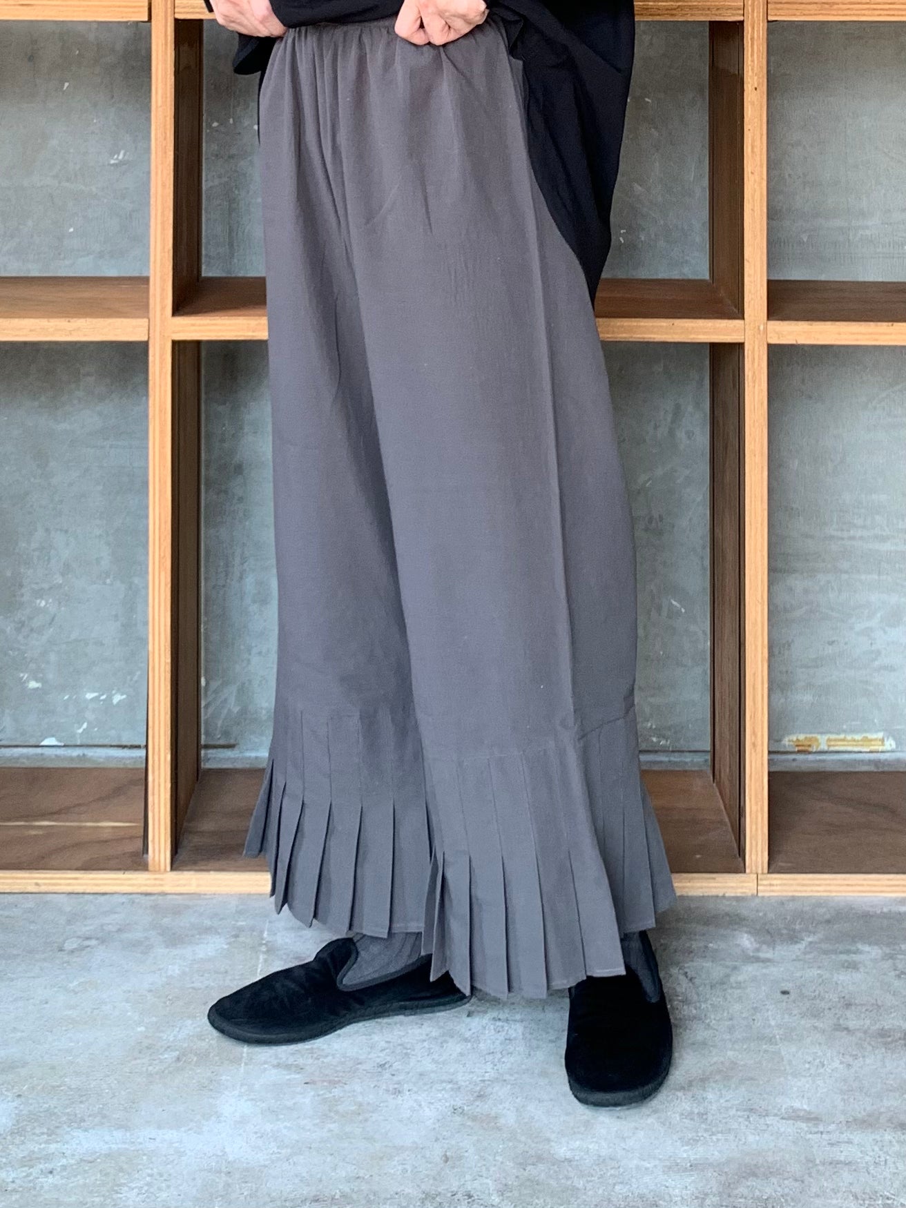 SUSURI / フルッターパンツ（charcoal）