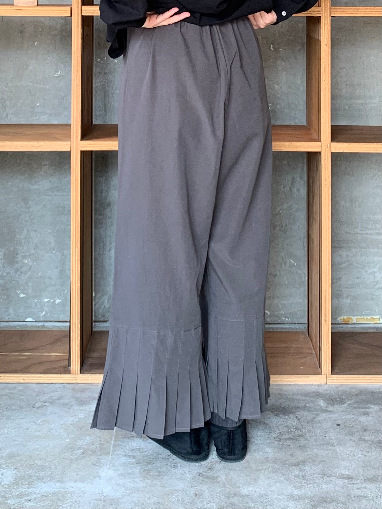 SUSURI / フルッターパンツ（charcoal）